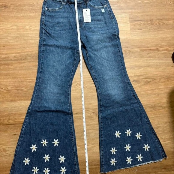 Forever 21 Daisy Embroidered Flare Jeans – Size 30 - Picture 5 of 8